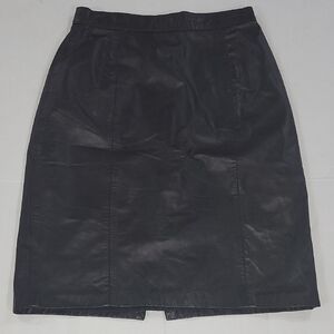 100 % Leather (Shell) Black Pencil Skirt Size 2 . Made in Dominican Republic.